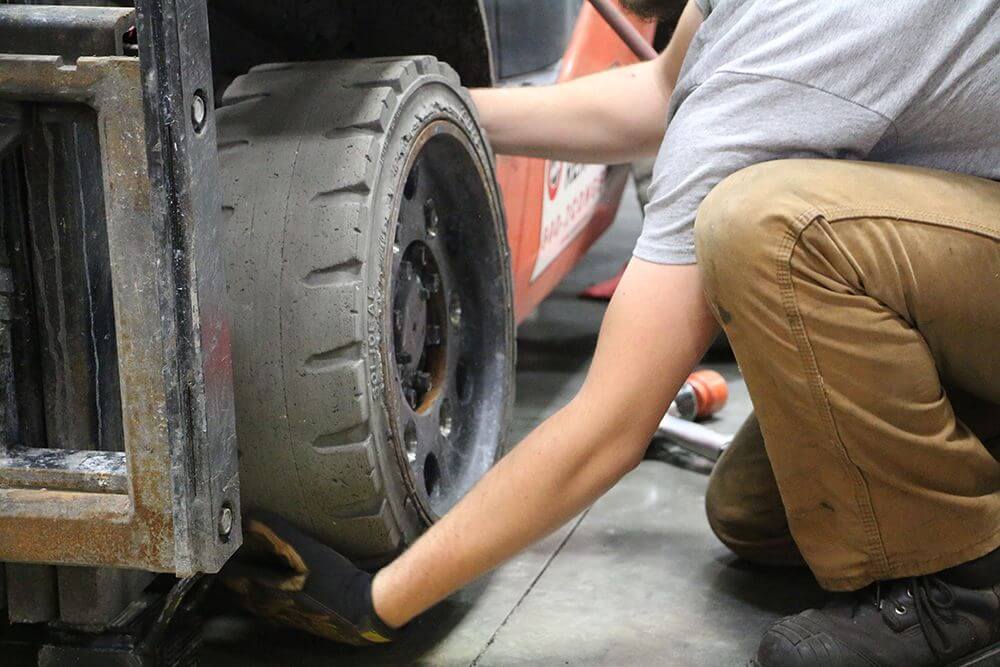 http://heblexco.com/wp-content/uploads/2022/03/Uninstall-drive-tires-from-forklift.jpg